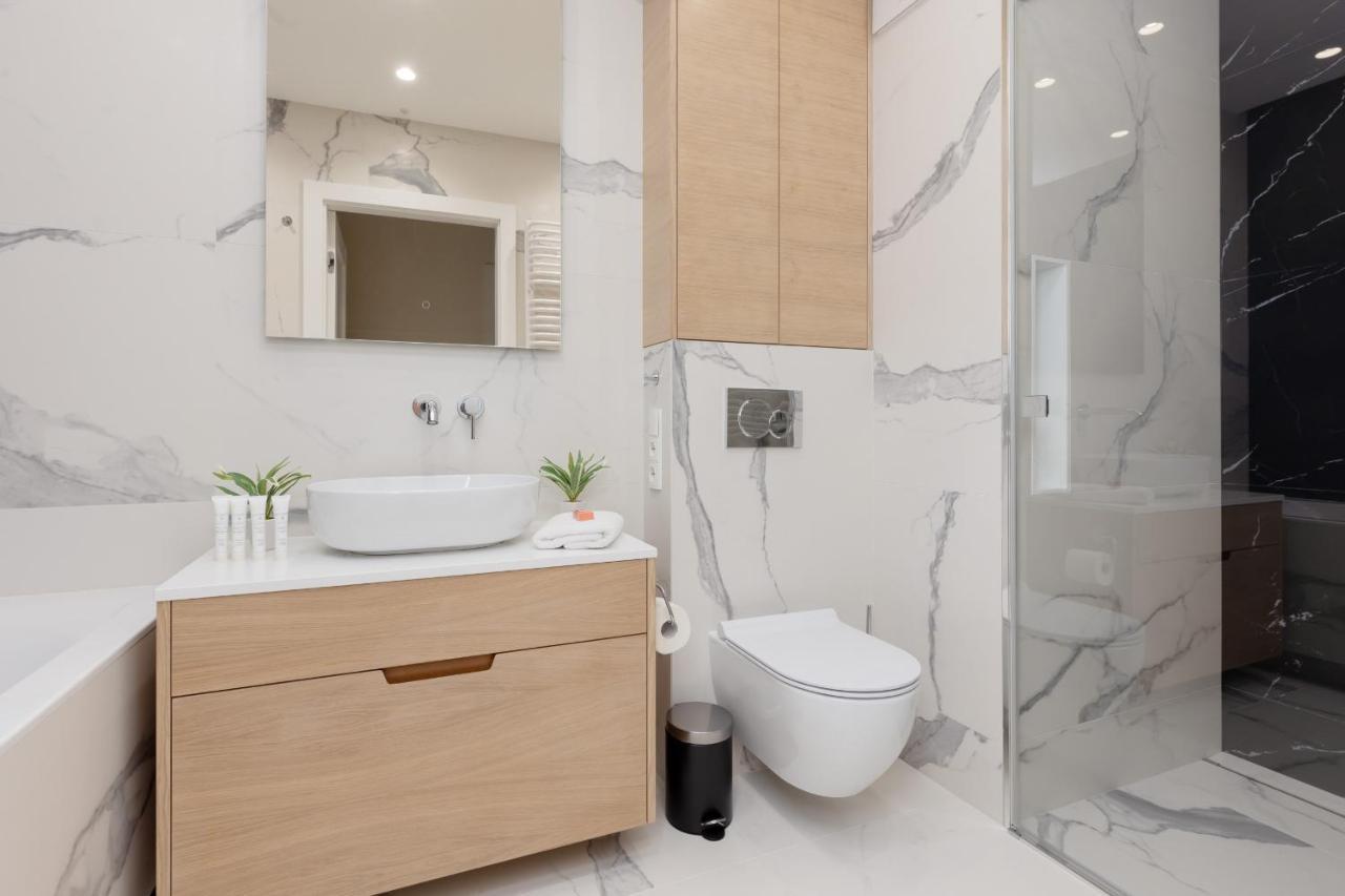 Deluxe Apartment Wronia 45 With Ac, Parking & Balcony By Renters Prestige Warsaw Exterior photo